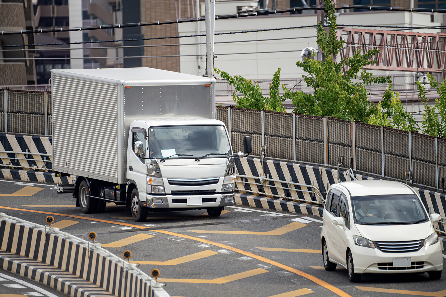 トラックの走行イメージ