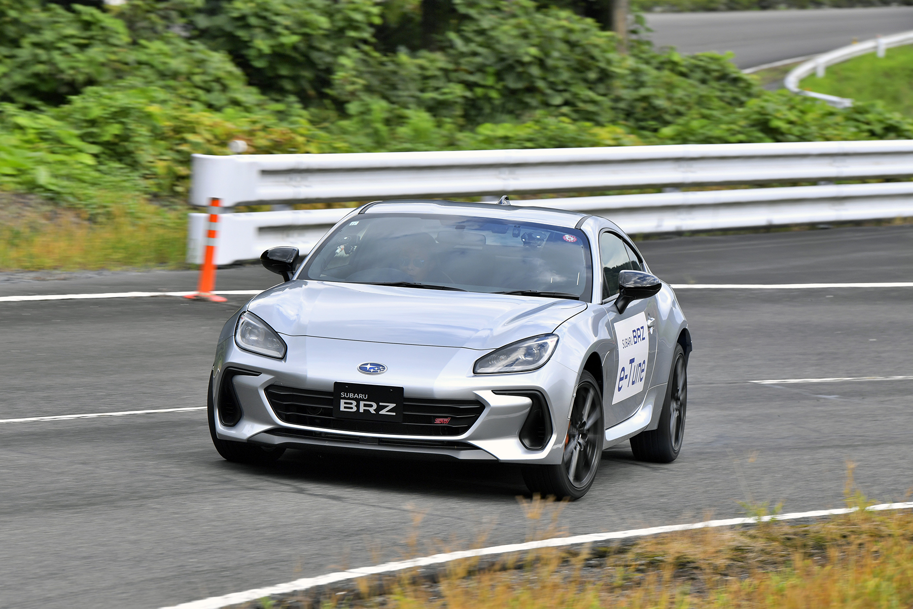 e-Tuneを採用したATのBRZが若干のドリフト姿勢でコーナリングを抜ける画像