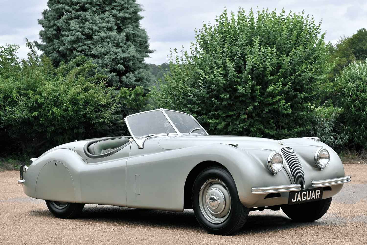 ジャガー XK120のフロントビュー 〜 画像4