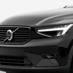 グロッシーブラックの専用パーツで引き締まったスタイリング！　ボルボ XC40に特別仕様車の「ウルトラB4 AWD ダークエディション」発売