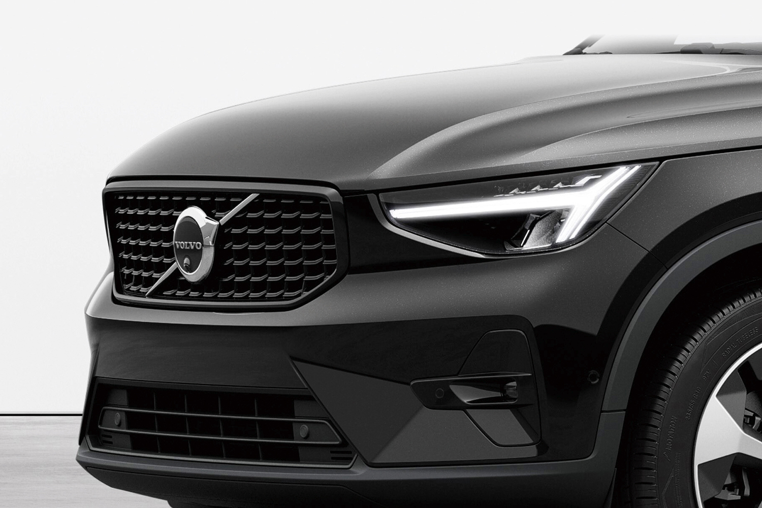 XC40に特別仕様車「ウルトラ B4 AWD ダークエディション」が登場。