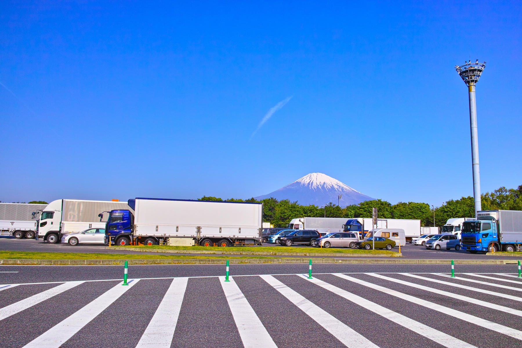 駐車場に停められたトラック