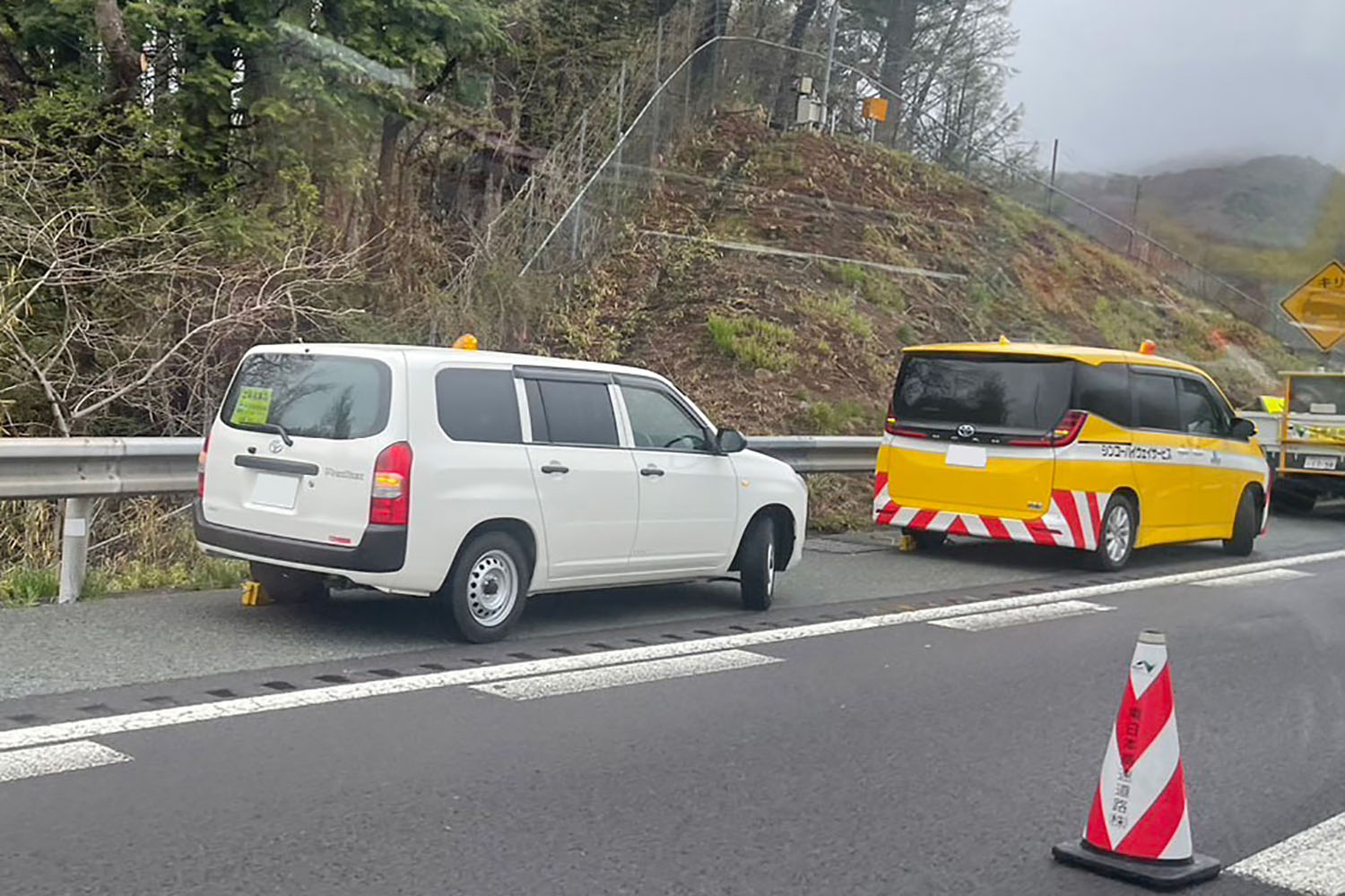 パトカーが高速道路上で停車する時にハンドルを切る理由