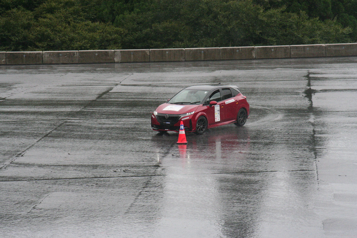 フォーミュラジムカーナ2024全国決勝大会の女子クラスの日産ノートオーラNISMO