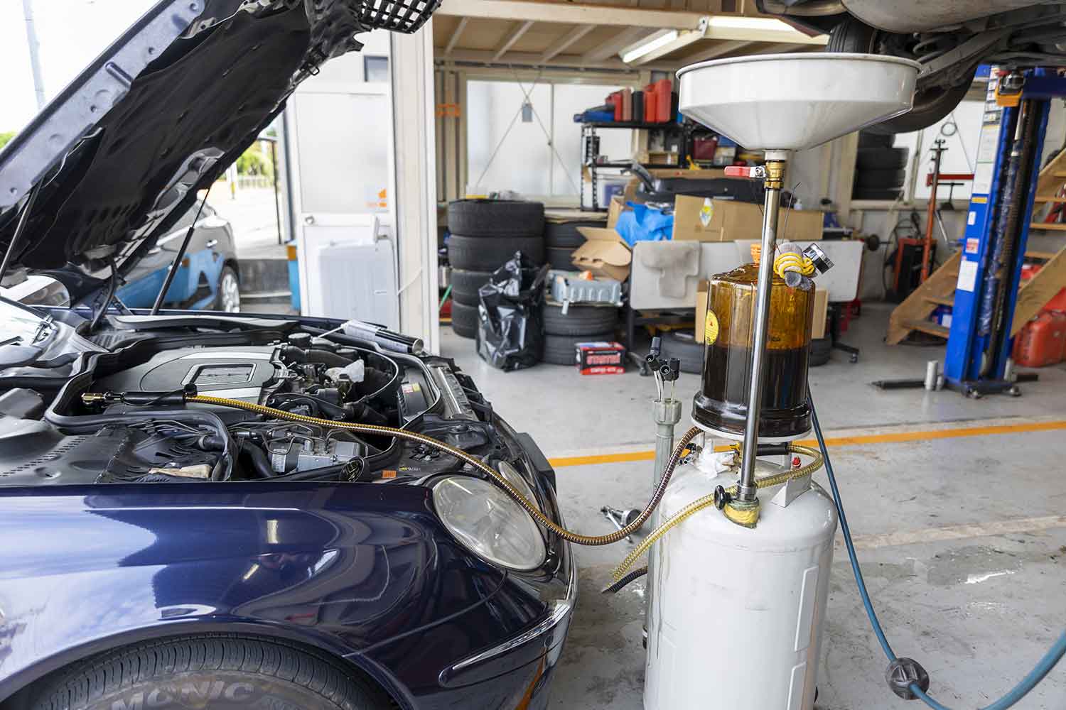 町の自動車整備工場