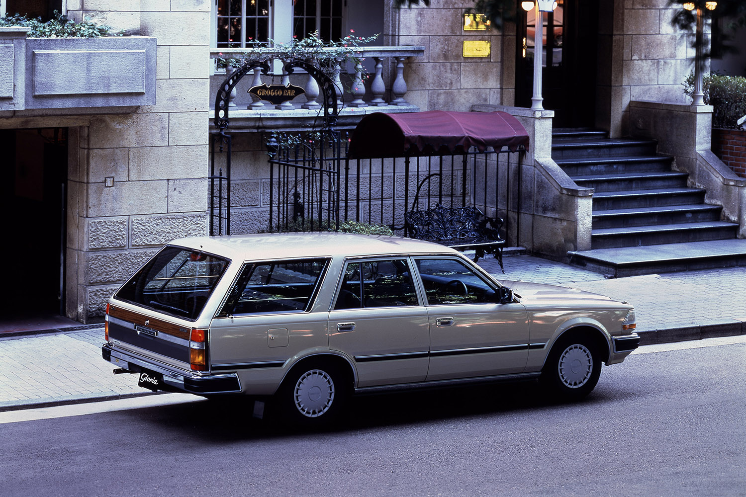 日本人にアメリカを教えてくれた日産セドグロのY30ワゴン 〜 画像1