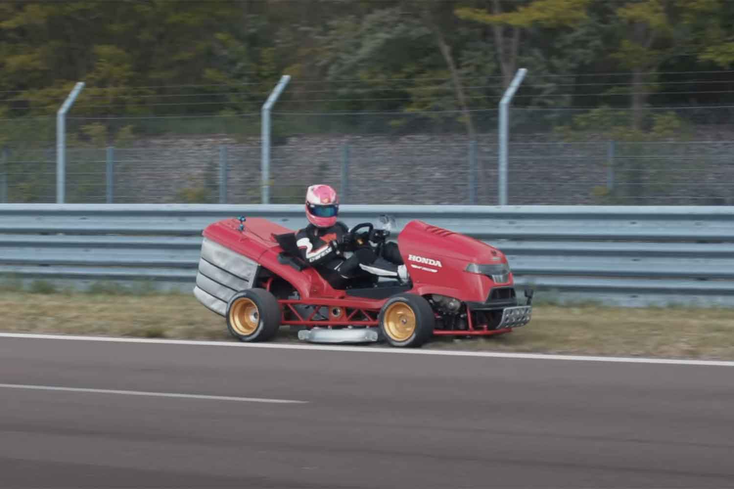 ホンダMean Mower V2が芝刈りをしている様子