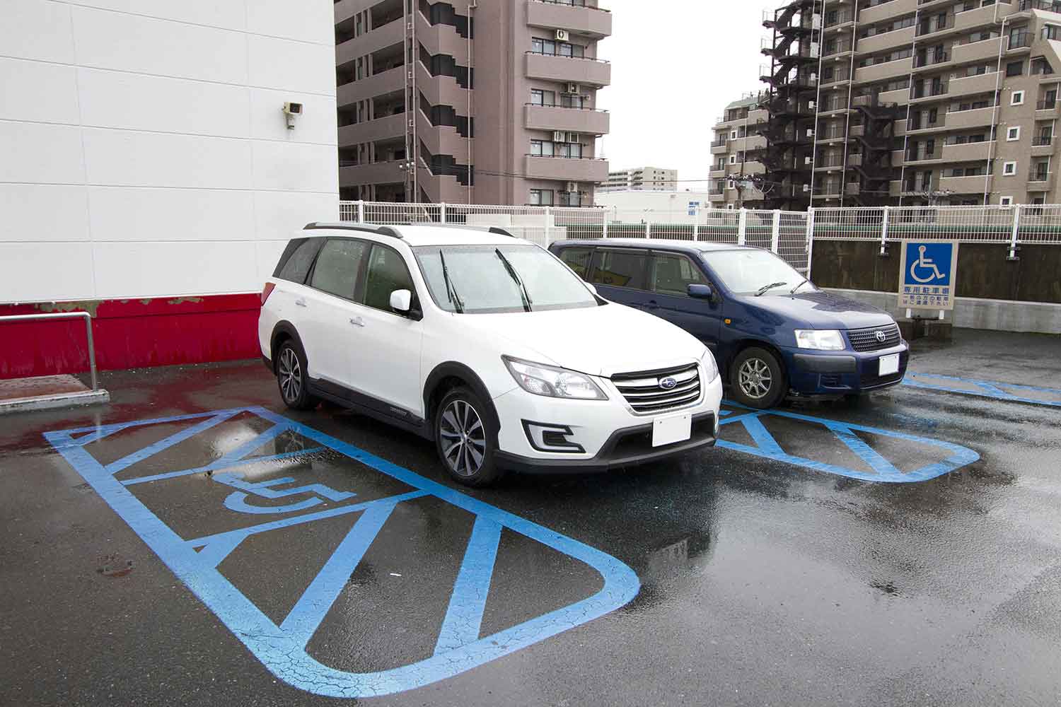 車いす専用の駐車枠に駐車されたクルマ