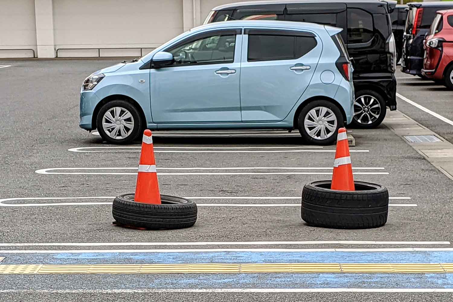 軽自動車専用駐車枠に軽自動車が駐車されている様子 〜 画像5