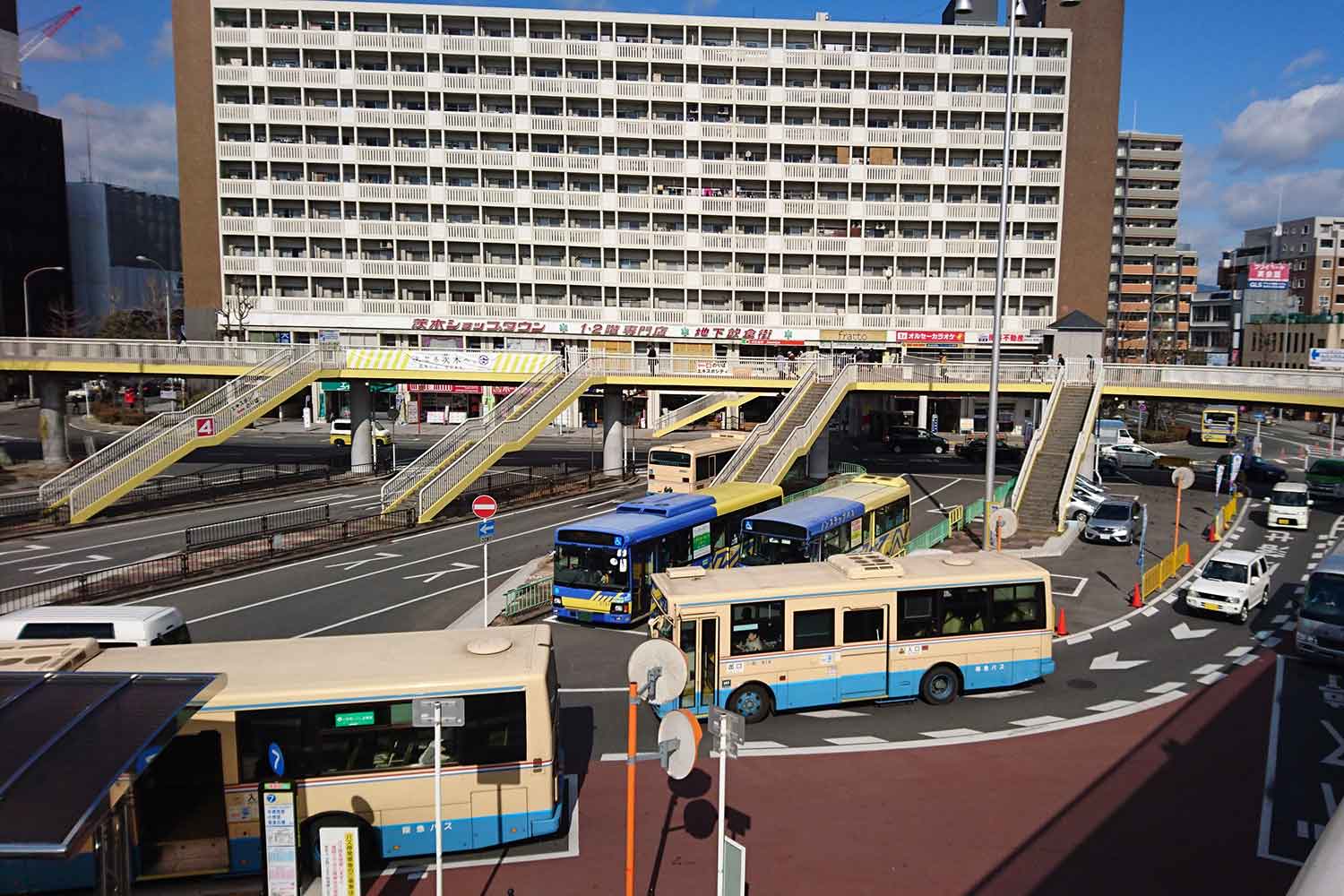 混み合っている駅前ロータリーの様子 〜 画像2