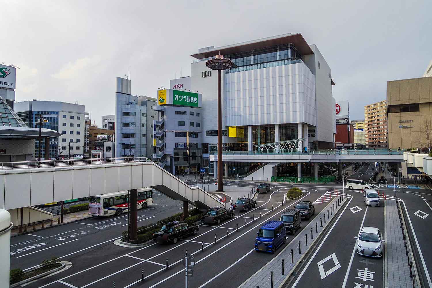 レーンが複雑な駅前ロータリーのイメージ