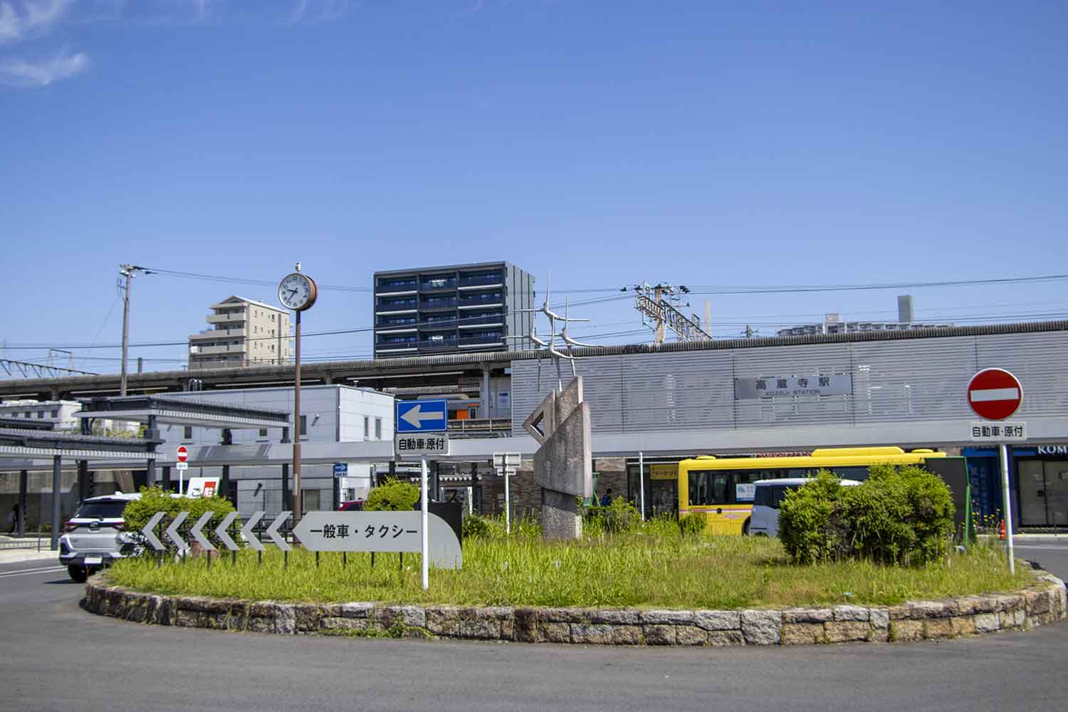 駅前ロータリーの入口付近の標識