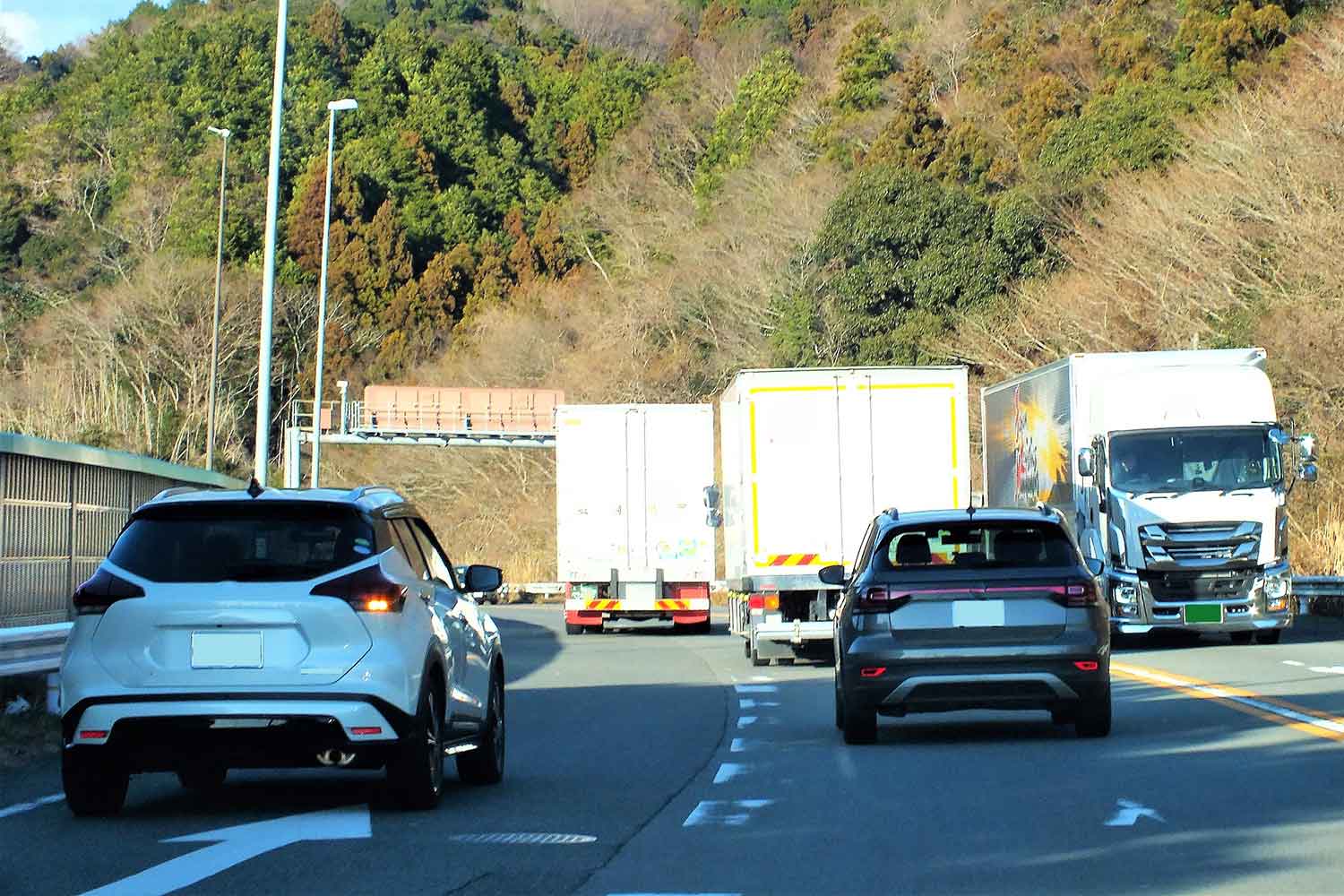 車線変更しているクルマがウインカーを点滅させている様子 〜 画像5