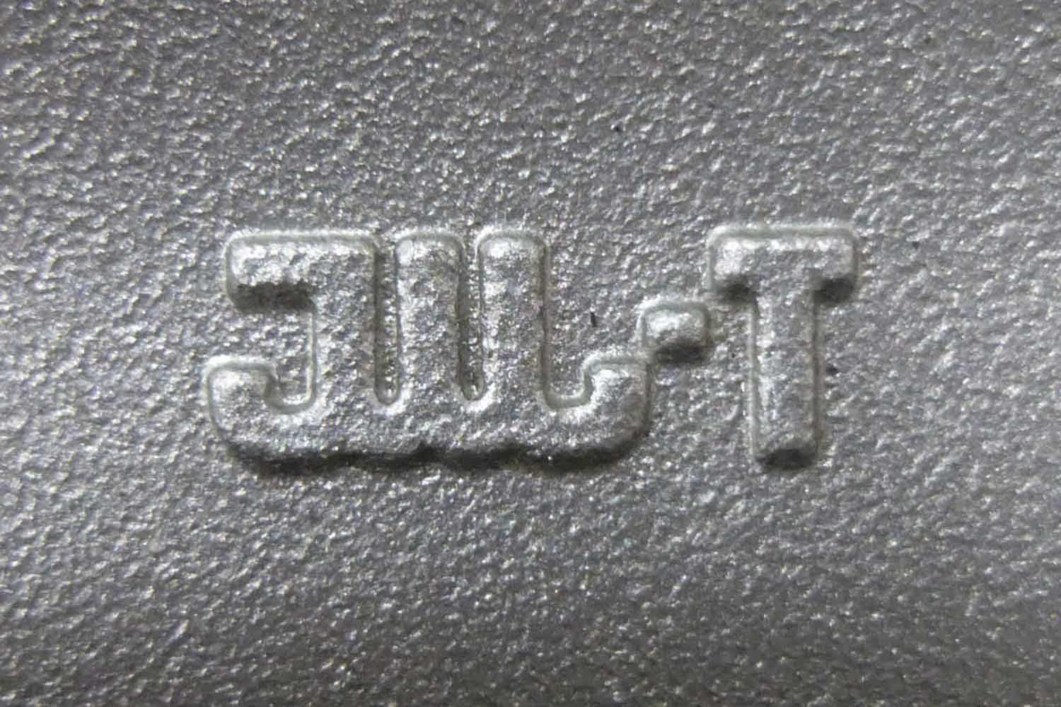 ホイールに刻印された「JWL-T」のロゴ 〜 画像4