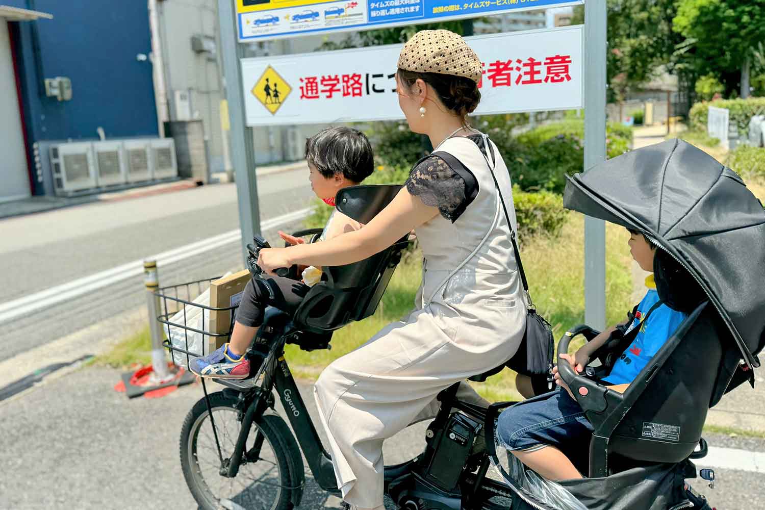 子ども2人を乗せて走るママチャリのイメージ 〜 画像1