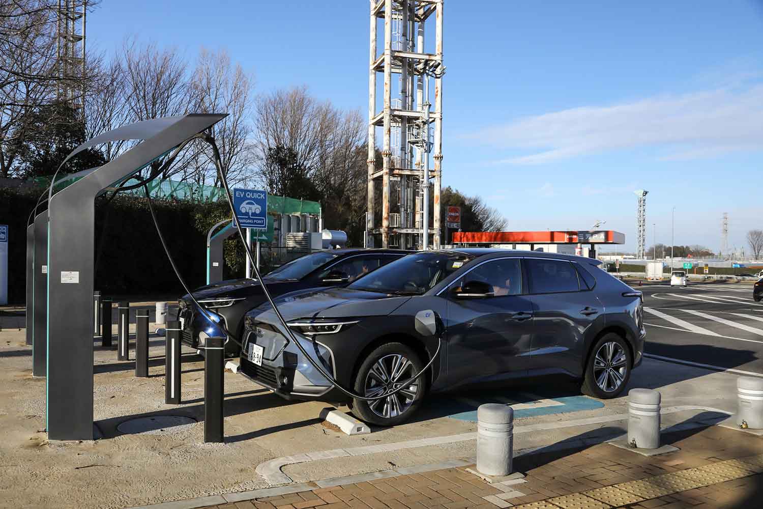 SAのEV駐車スペースで充電している様子