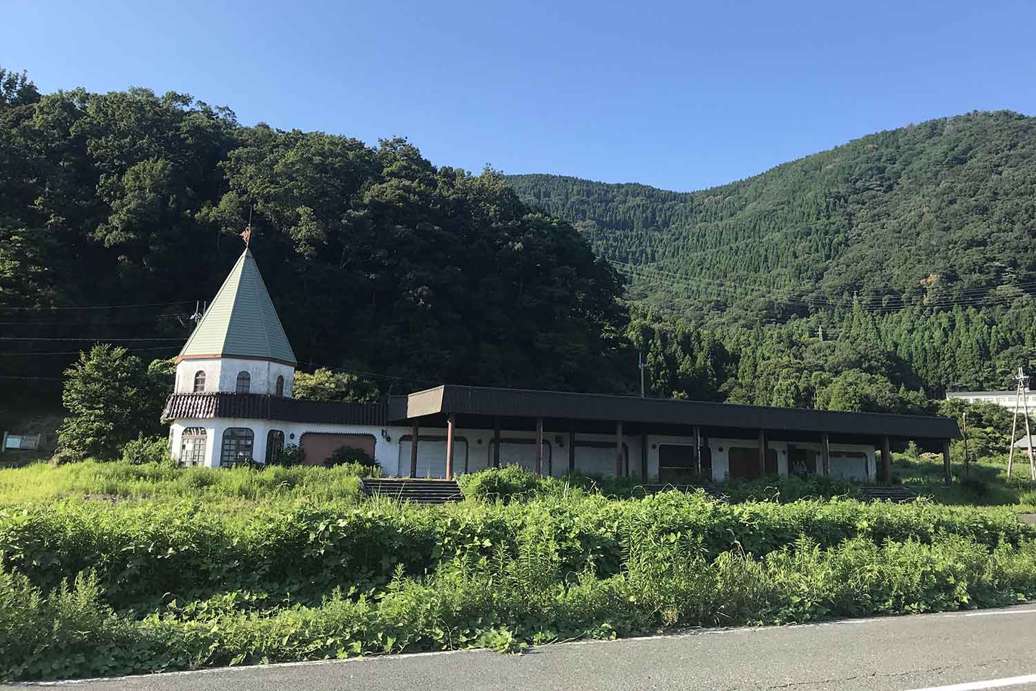 廃墟になった山間部のドライブイン