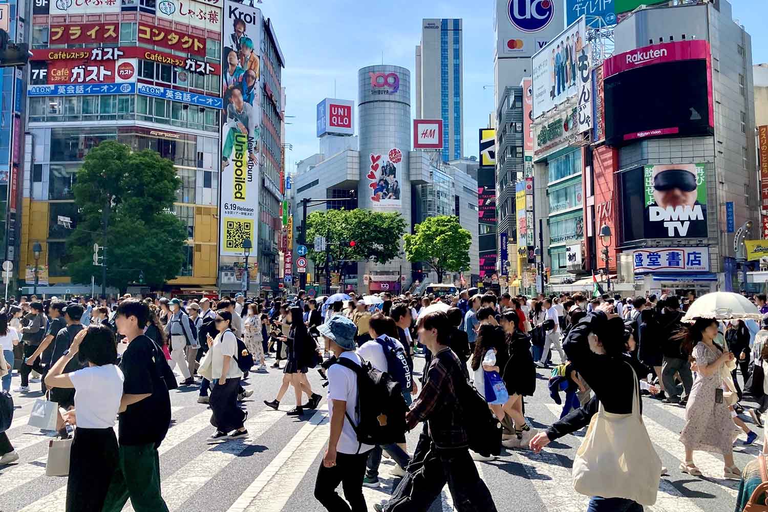 人通りの多い渋谷スクランブル交差点の様子 〜 画像2