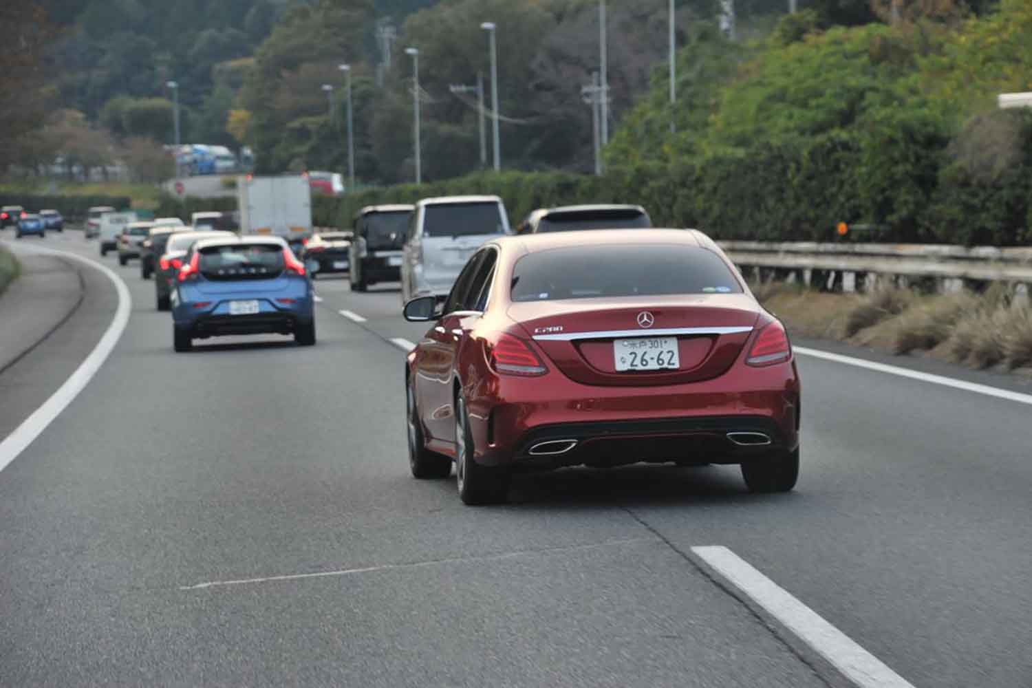 車線変更している様子