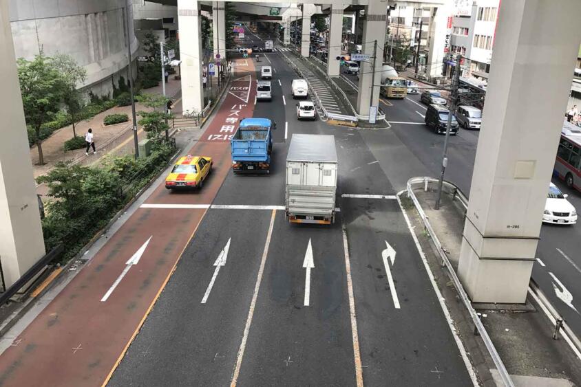 ３車線道路で左右のクルマが同時に中央へと車線変更！　接触事故にも繋がるこの状態「優先権」はどちらにある？