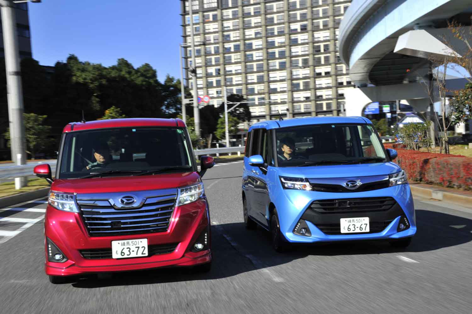 ダイハツ・トールとトールカスタムの走行シーン