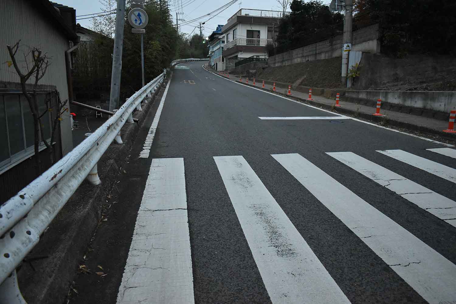 住宅街の道路のイメージ 〜 画像3