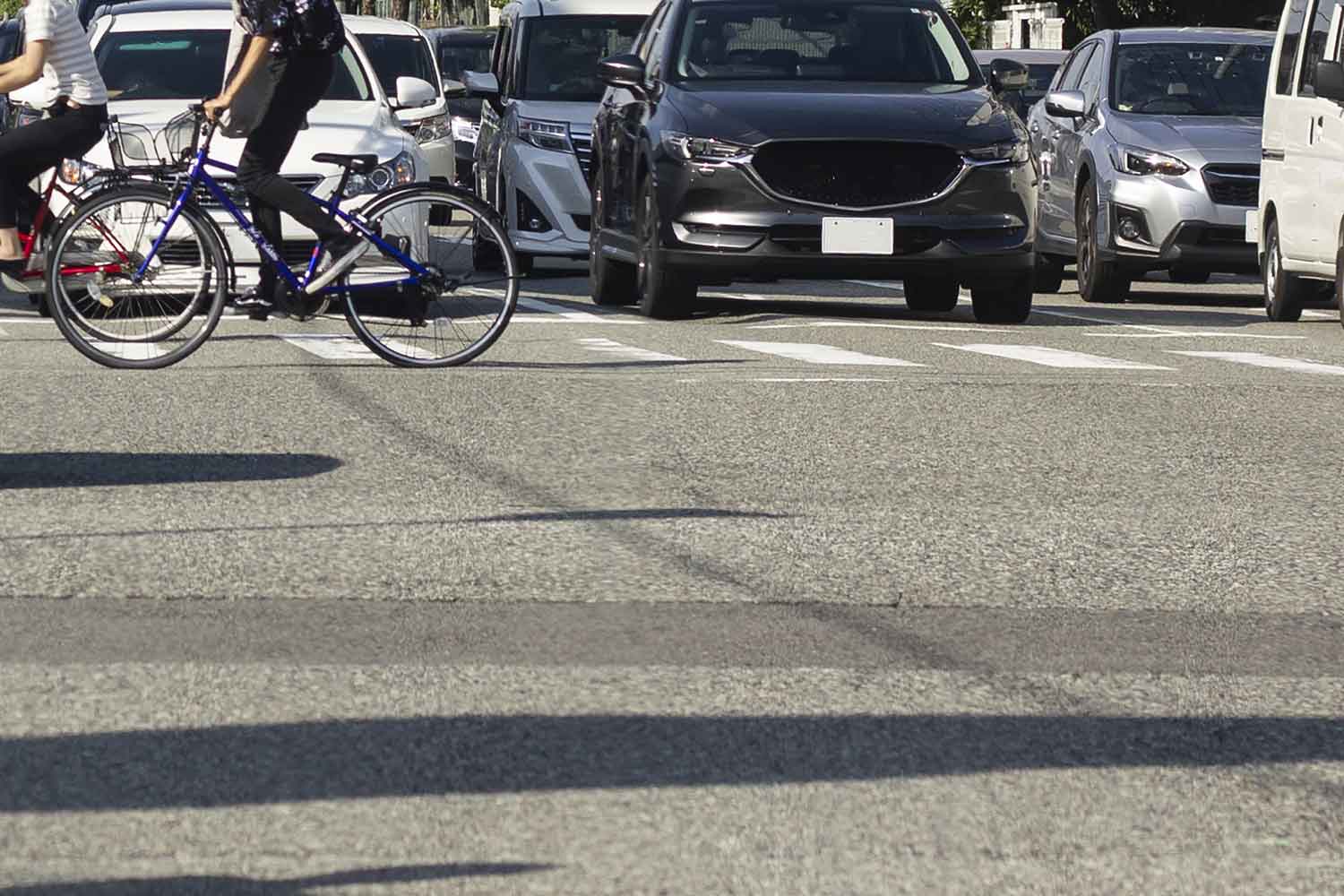 交差点で自転車が横断している様子