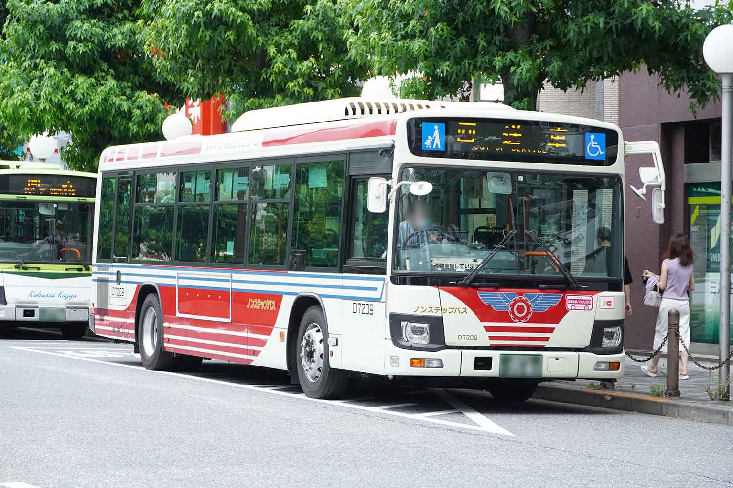 路線バスがバス停で停留している様子