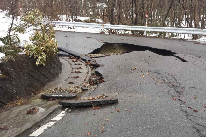 道路の下って詰まってないの？　じつは日本で年間１万件も起こっている「道路陥没」の原因とは