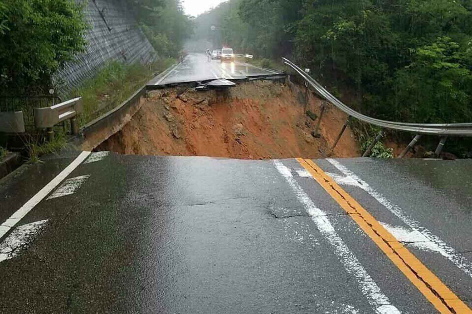 陥没した道路のイメージ