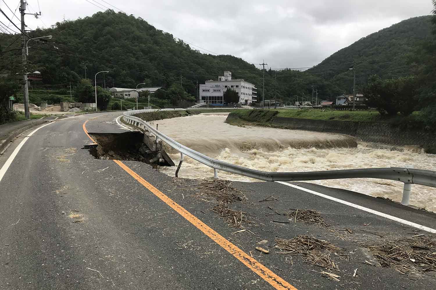 大雨で片側が陥没した道路 〜 画像5