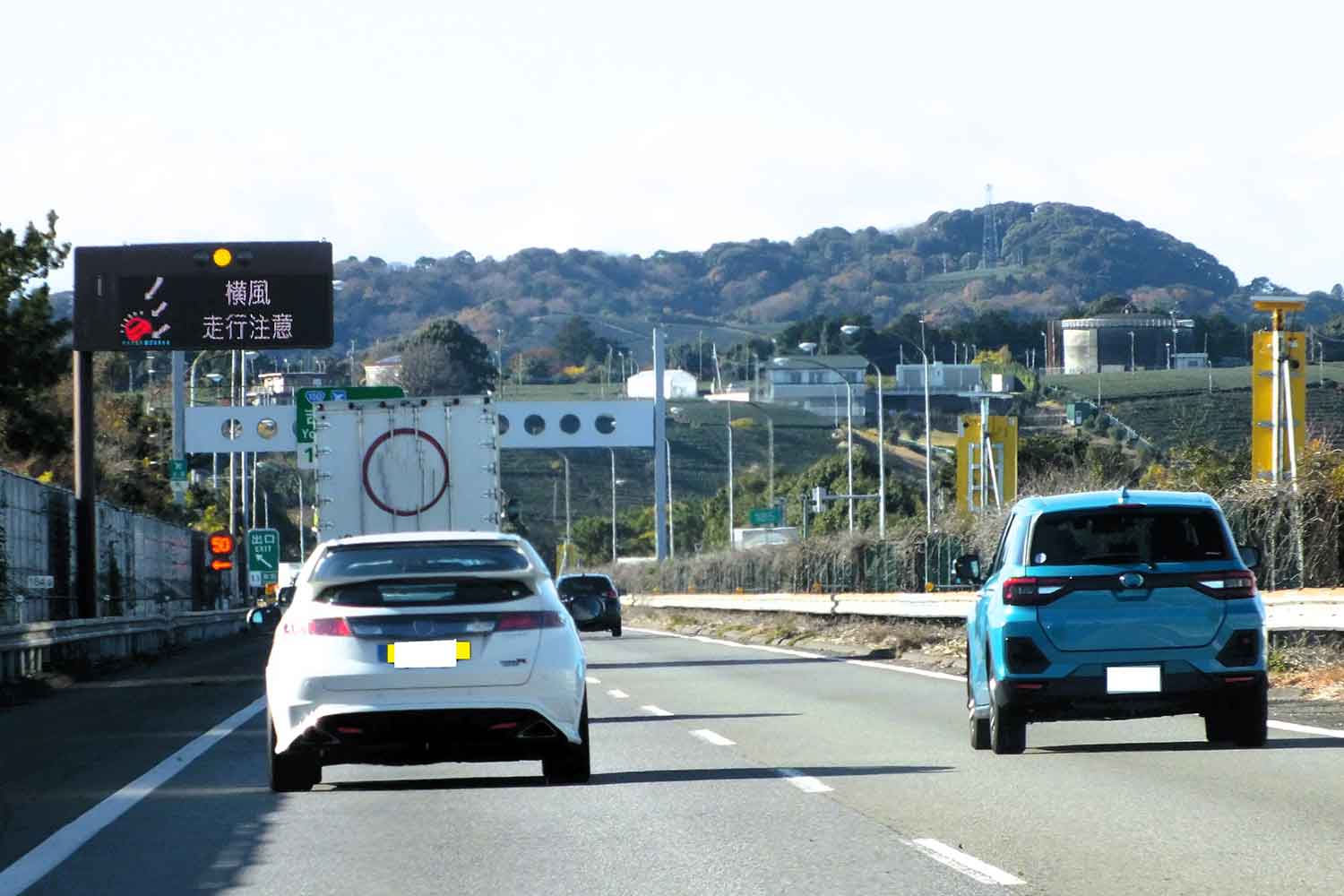 高速道路で「横風 走行注意」を促している様子