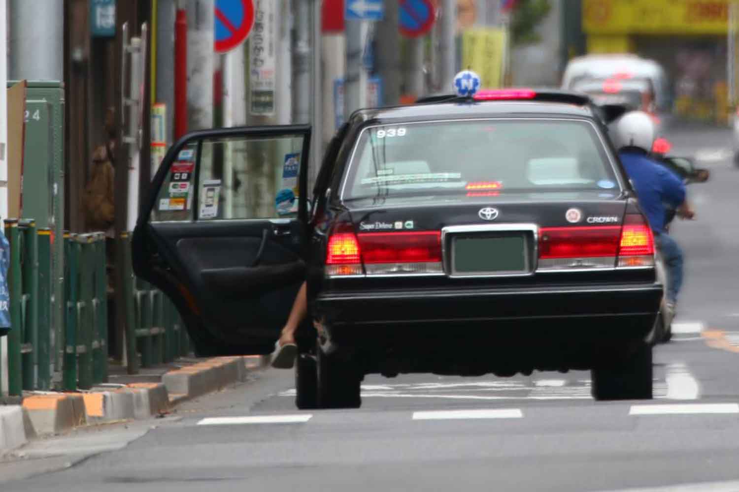 街なかでタクシーの乗客が乗降している様子 〜 画像3