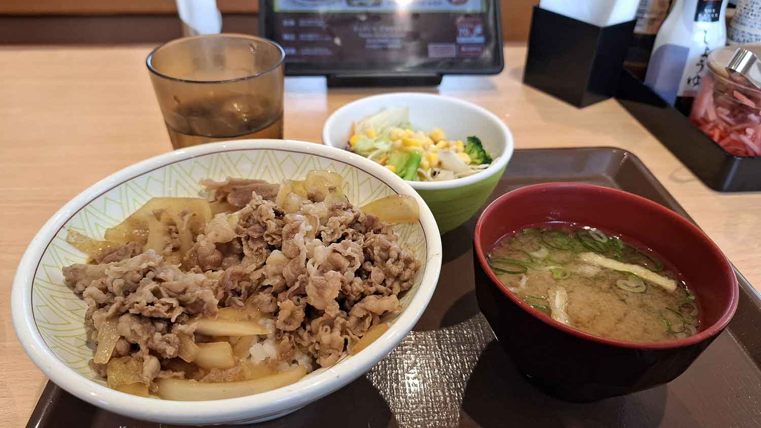 牛丼チェーンの牛丼セット