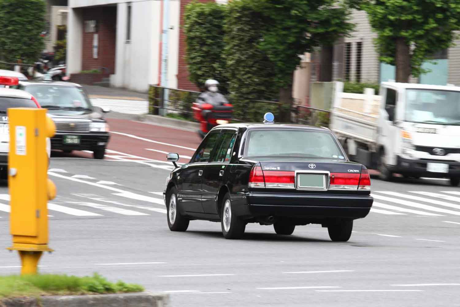 街なかをそれなりのスピードで走るタクシーの様子