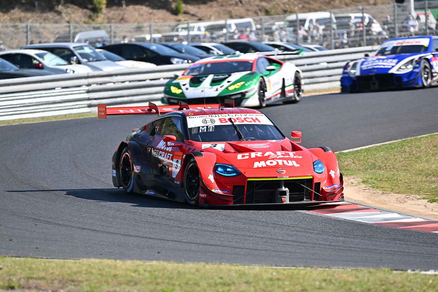 レース中の日産のGT500マシン