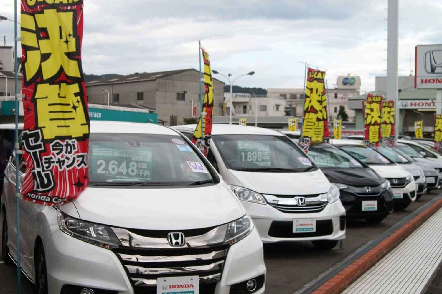 メーカー系中古車販売店の店頭の様子