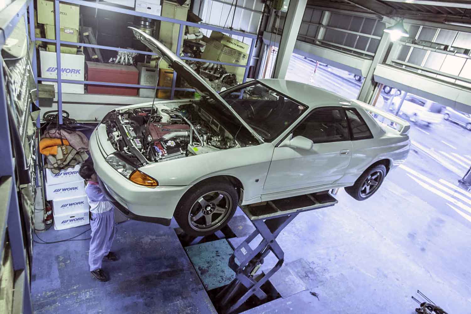 R32スカイラインGT-Rが整備されている様子