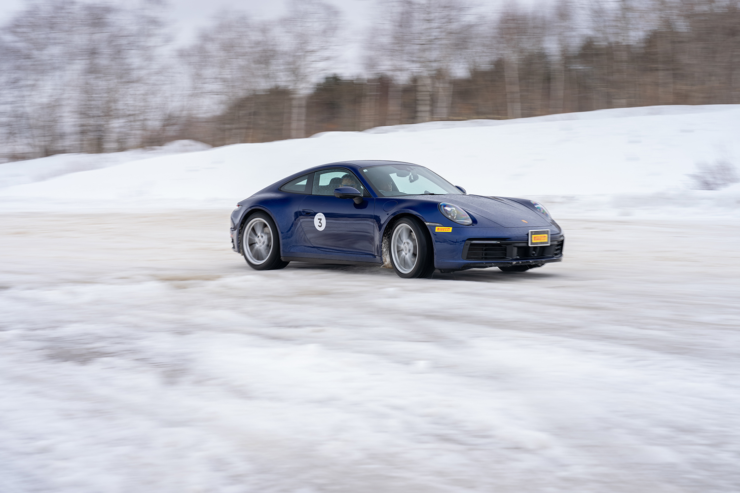 「P ZERO WINTER」を装着したポルシェ911カレラ4S