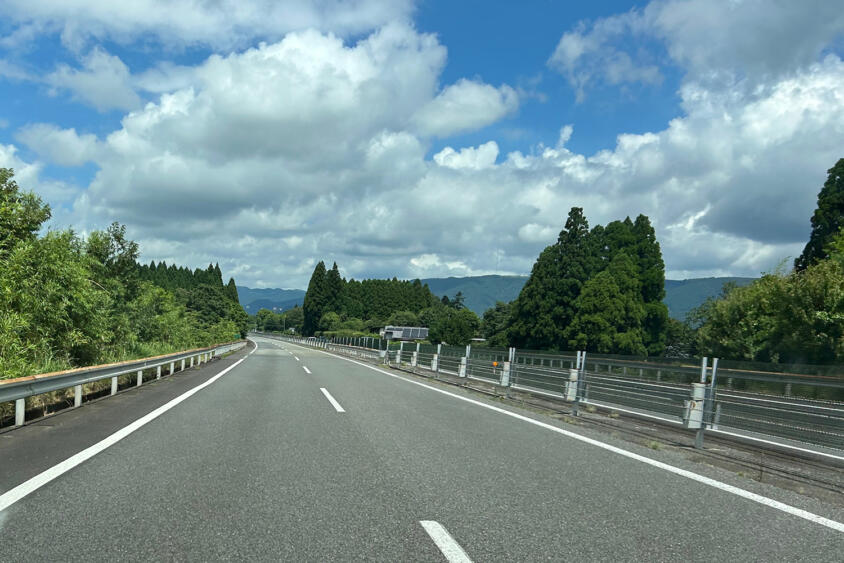 元大型トラックドライバーが提言！　高速での安全走行は大型トラックの後ろを走るのが正解!!