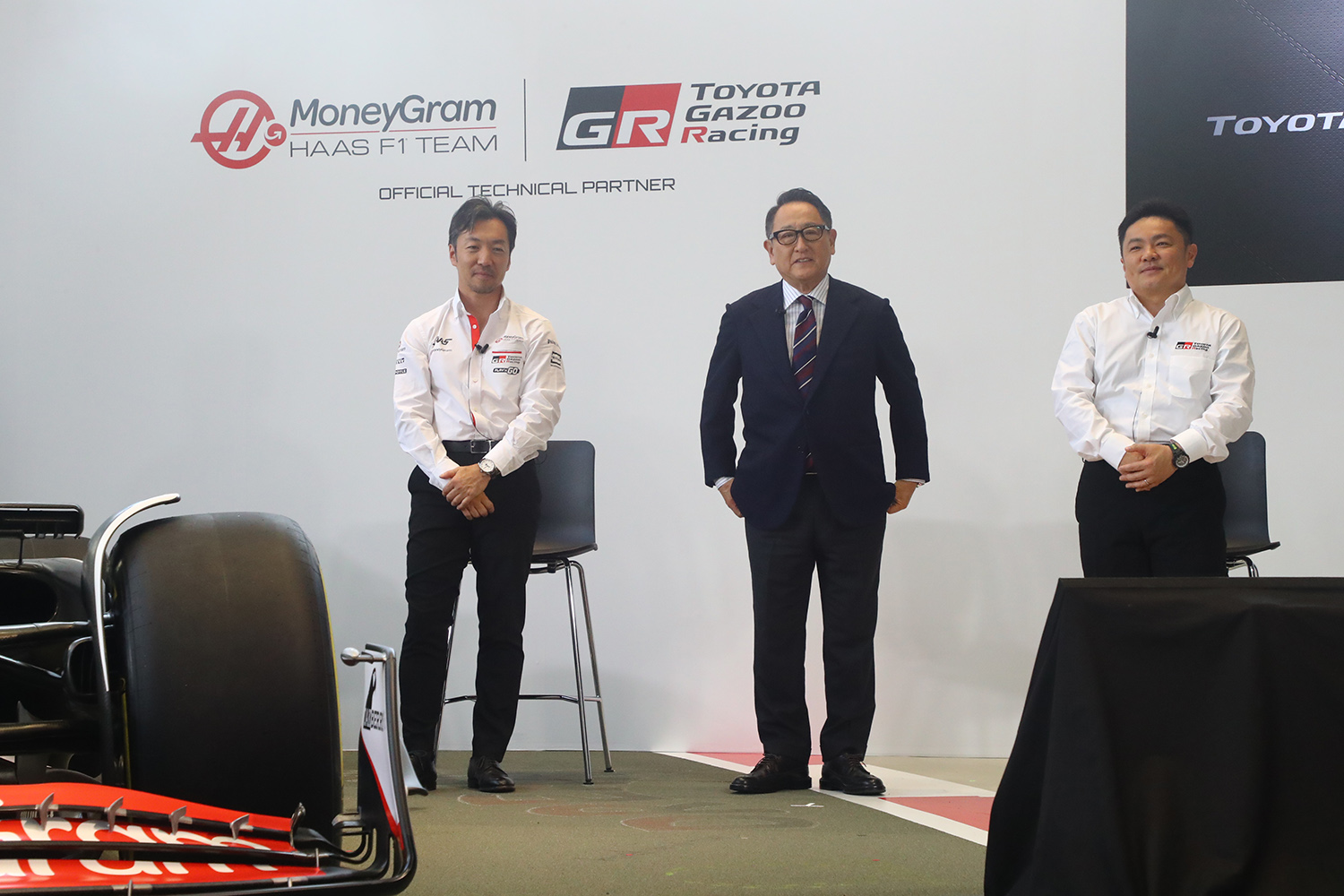 ハースF1チームの小松さんとトヨタ自動車会長の豊田章男さんとTGRプレジデントの高橋さん