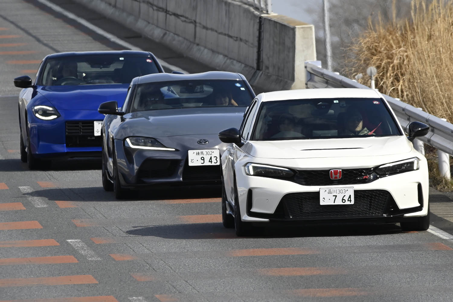 ホンダ・シビックタイプRとトヨタ・スープラと日産フェアレディZの走行シーン