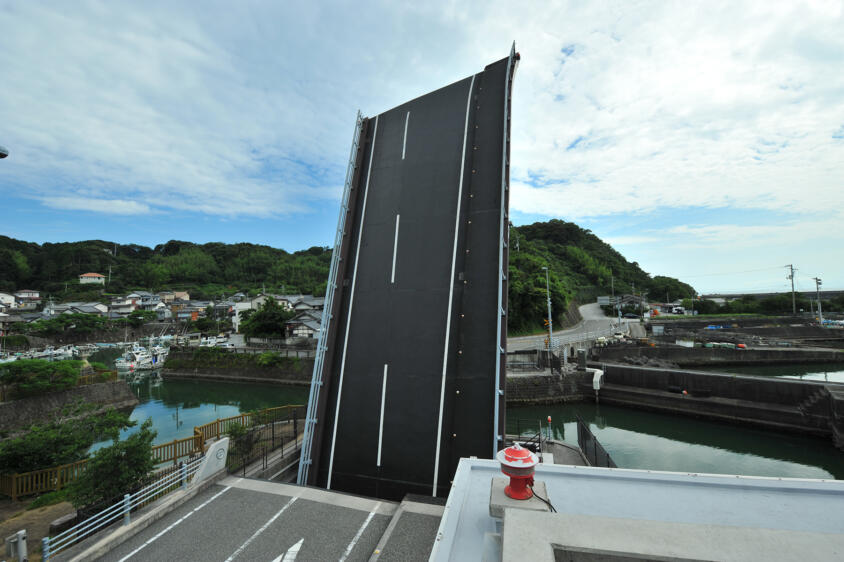 せり上がる道路に回転する道路！　日本全国の「可動橋」が見ずに死ねるかレベルの芸術だった