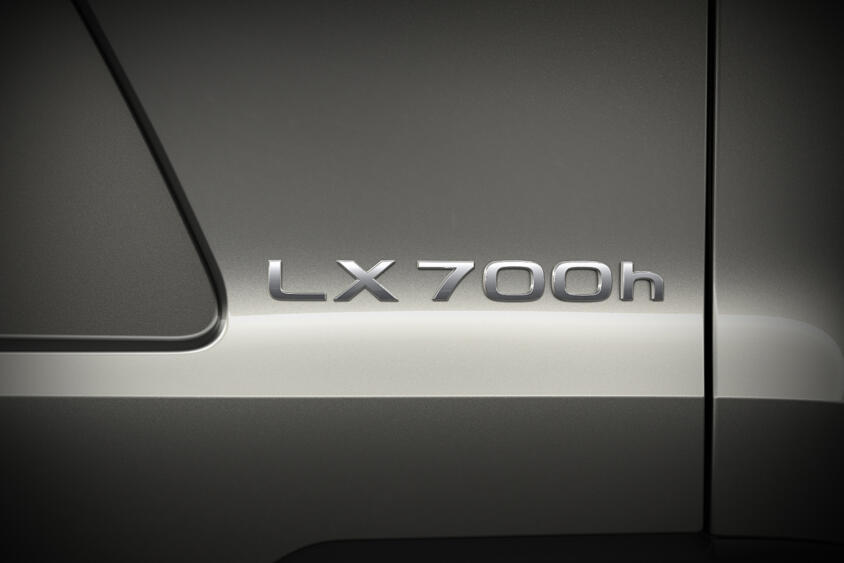 「LX700h」ってなんだ？　一部改良を実施したレクサスLXに初のハイブリッドモデルを設定