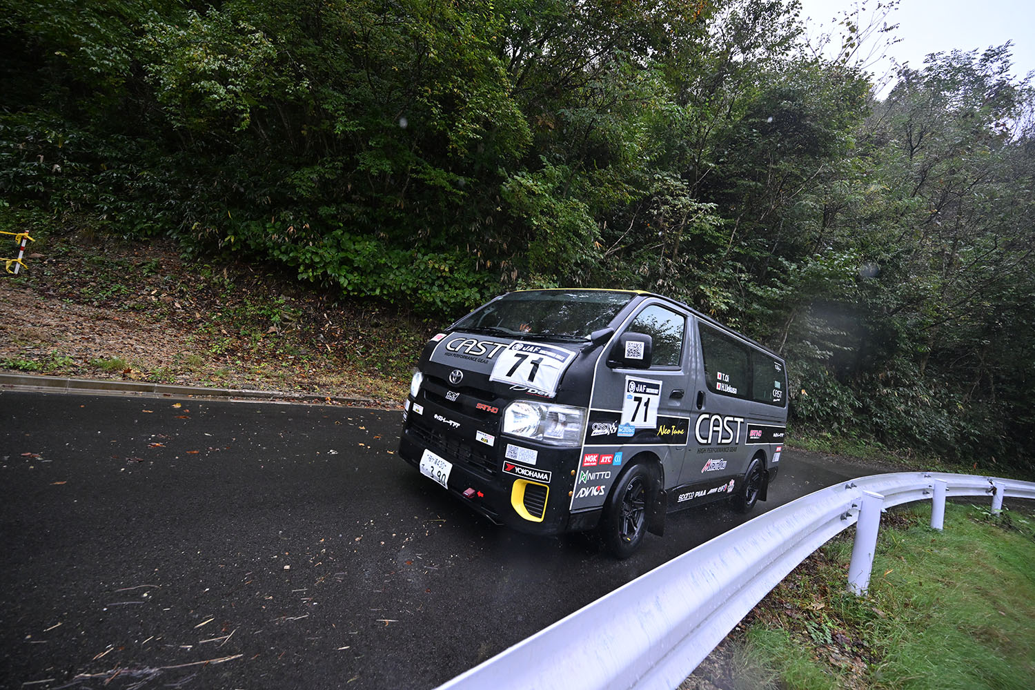 全日本ラリー最終戦のオープンクラスに出場したトヨタ・ハイエース 〜 画像31