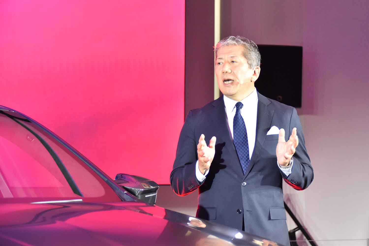 BMW株式会社の代表取締役社長の長谷川正敏氏の話している様子