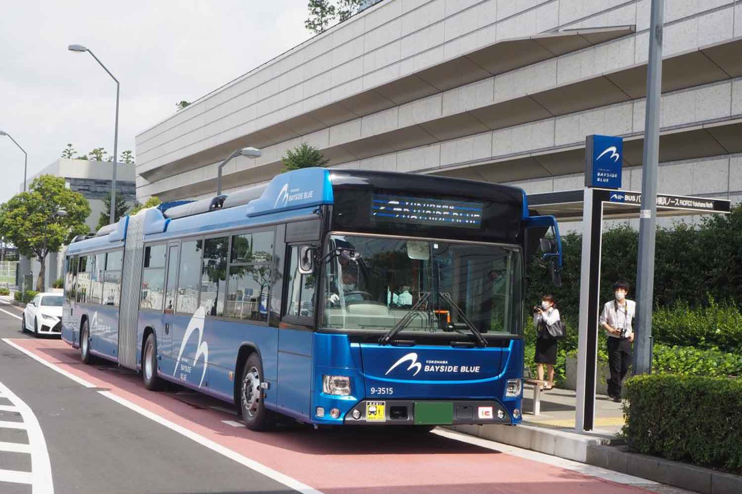 連接バスがバス停に停車している様子