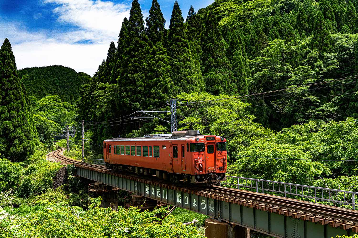 地方の山間を走るローカル鉄道のイメージ 〜 画像4