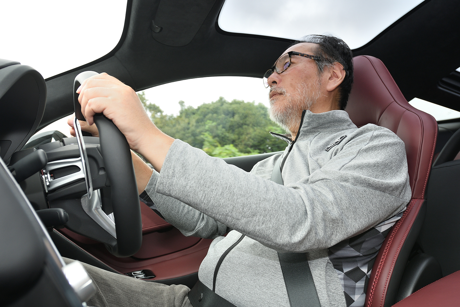 マクラーレンGTSをドライブする山崎元裕さん