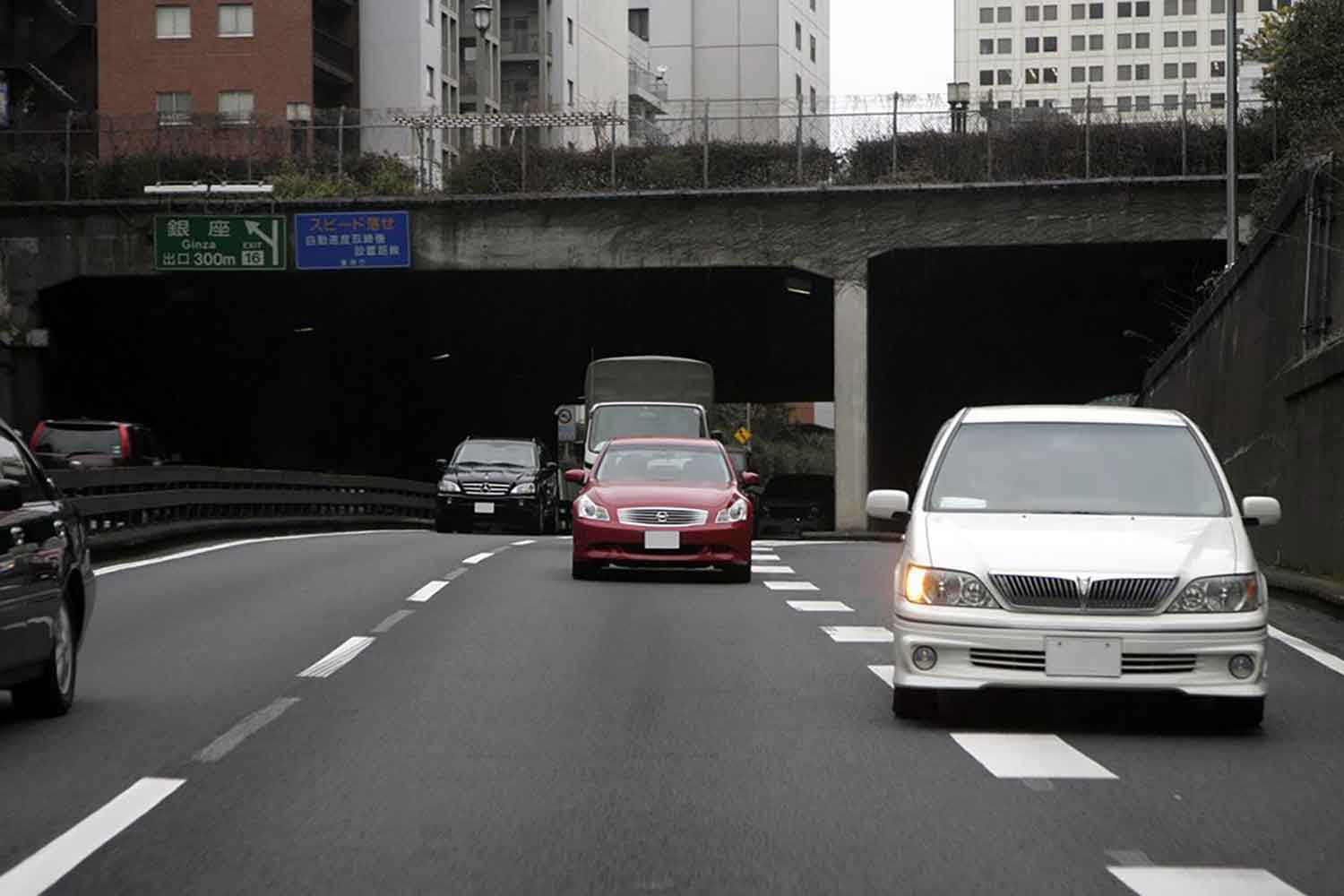 合流車線でクルマが合流している様子